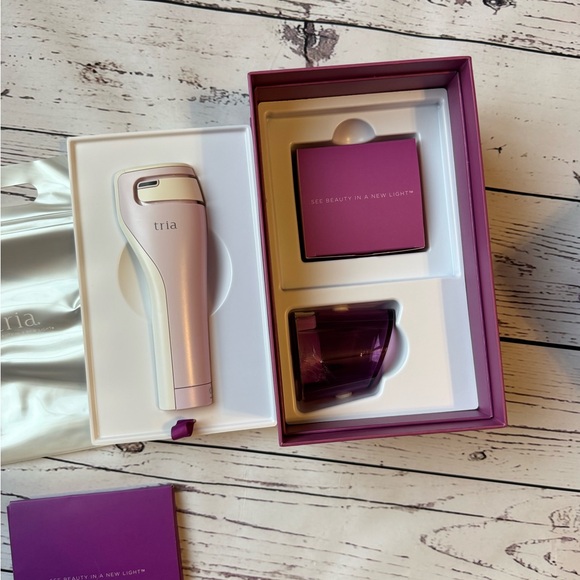 EUC Tria Age-Defying Laser, Packaging & Accessories - No Skincare Starter Set - Picture 15 of 17